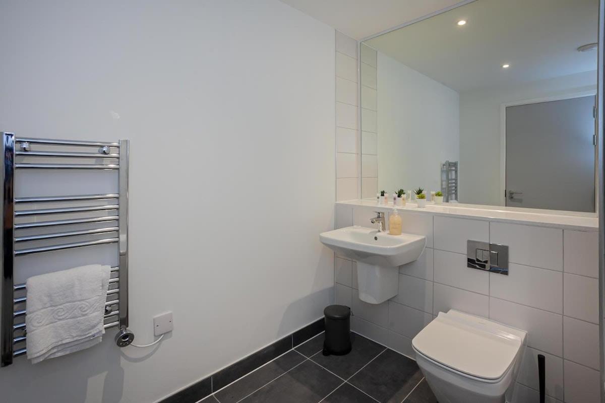 Spacious 2 Bed Apartment In Central Manchester Exterior photo